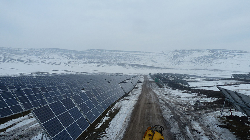 Panouri fotovoltaice montate pe pământ şi condiţiile meteo speciale - zăpadă