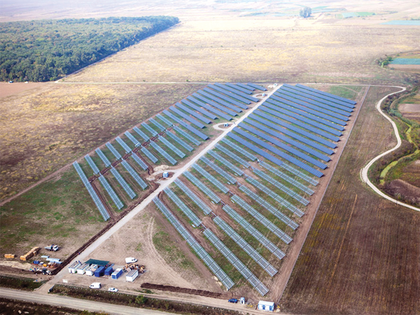 Parc fotovoltaic - sistem fotovoltaic de dimensiuni mari cu panouri fotovoltaice montate pe pământ