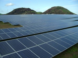 Proiect solar de mare dimensiune cu panouri fotovoltaice montate pe pământ