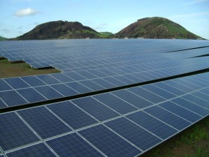 Proiect solar de mare dimensiune cu panouri fotovoltaice montate pe pământ